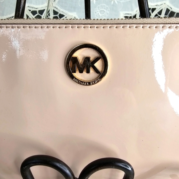 🆑️ MICHAEL Michael Kors Pale Pink Wristlet Golden Metal Hardware Patent Leather - Picture 4 of 17